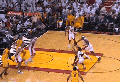 由三个齿轮